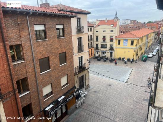 EXCELENTE PISO EN EL CASCO HISTORICO CON 2 BALCONADAS EXTERIORES - LEON