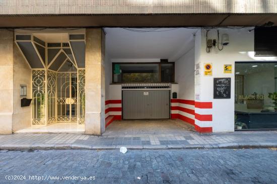 Centro de la ciudad. Amplia plaza de garaje con fácil acceso, junto a Recogidas y San Anton - GRANA