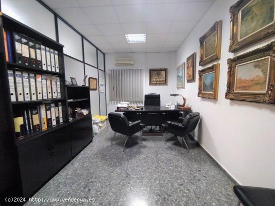 Local comercial con amplio garaje de 3 plazas incluido en Manises - VALENCIA