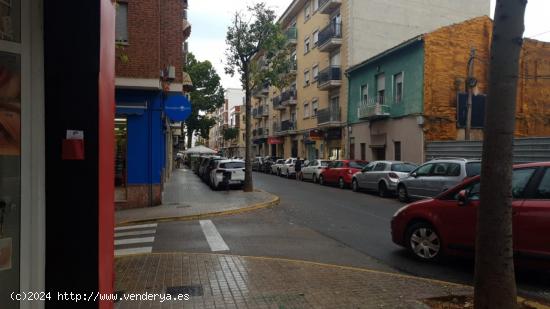  Se Alqulila Local en zona comercial Manises - VALENCIA 