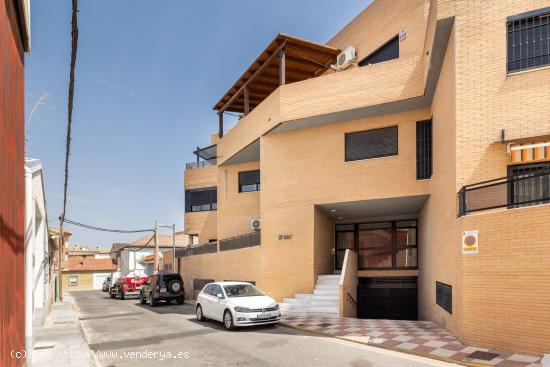 Vivienda Independiente en Planta Baja con Amplio Patio y Terraza - GRANADA