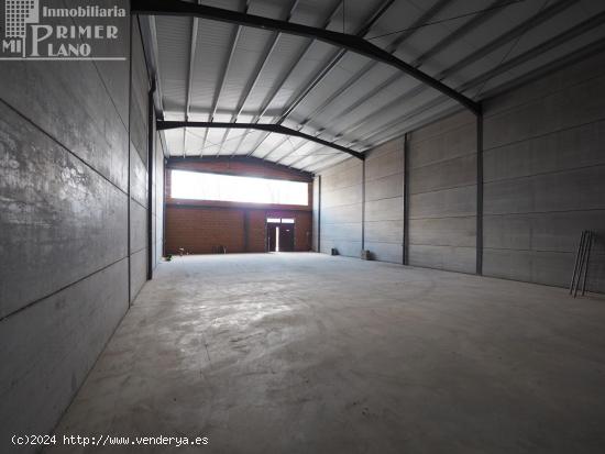 *Se alquila local comercial de 306 m2 de parcela y 240 m2 const, a estrenar, en calle Doña Crisanta