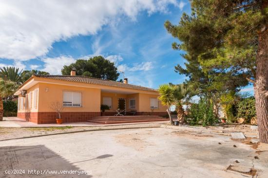 Gran Chalet en planta con piscina a la venta en Los Valientes - MURCIA