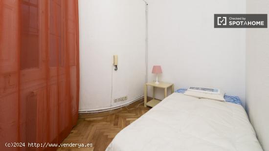 Habitación acogedora con armario independiente en el piso compartido, Malasaña - MADRID