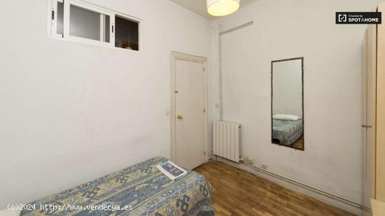 Habitación acogedora con escritorio en piso compartido, Malasaña - MADRID