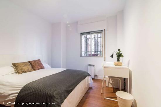 Alquiler de habitaciones en apartamento de 6 dormitorios en Pacífico, Madrid - MADRID