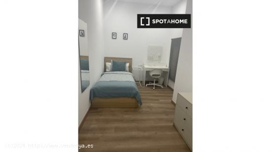 Se alquila habitación en piso de 5 habitaciones en El Raval - BARCELONA