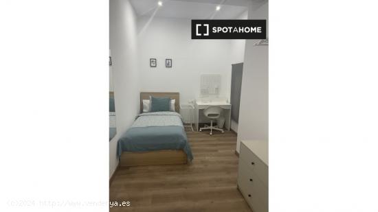 Se alquila habitación en piso de 5 habitaciones en El Raval - BARCELONA