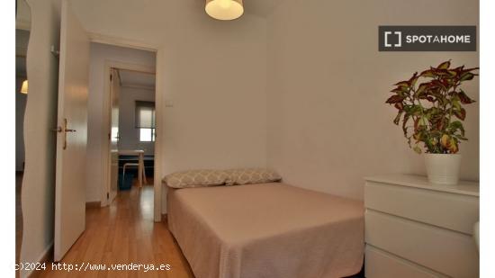 Se alquila habitación en piso de 3 dormitorios en valencia. - VALENCIA