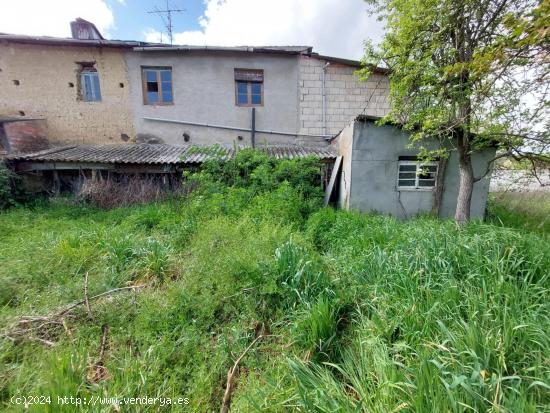 SE VENDE CASA CON TERRENO EN EL CENTRO DE CAMPONARAYA - LEON