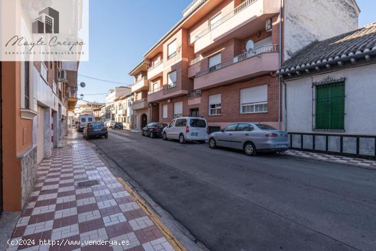 Piso céntrico en Albolote con 3 grandes habitaciones, 2 baños, terraza, cocina, despensa y lavader