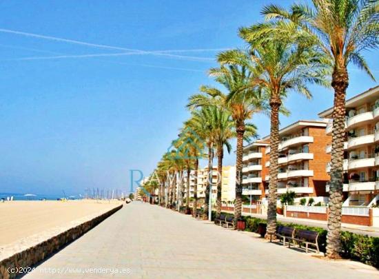 Casa adosada de alquiler temporal con piscina, parking, terraza y piscina comunitaria a 50m del mar.