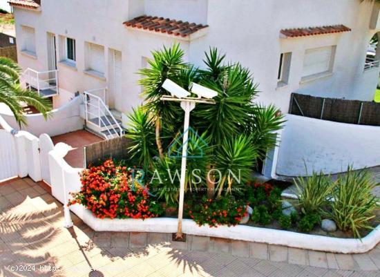 Casa adosada de alquiler temporal con piscina, parking, terraza y piscina comunitaria a 50m del mar.