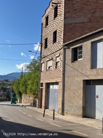 ¡Gran oportunidad de adquirir una casa adosada en Gironella con un enorme potencial!