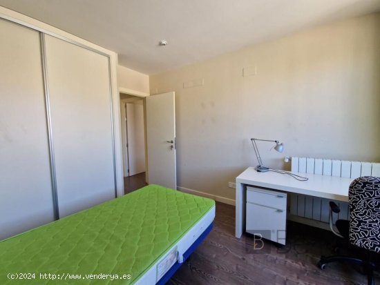 ESTUDIANTES EN ALQUILER HABITACIÓN CON CUARTO DE BAÑO EN SUITE DENTRO DE CHALET CON PISCINA, EN VI