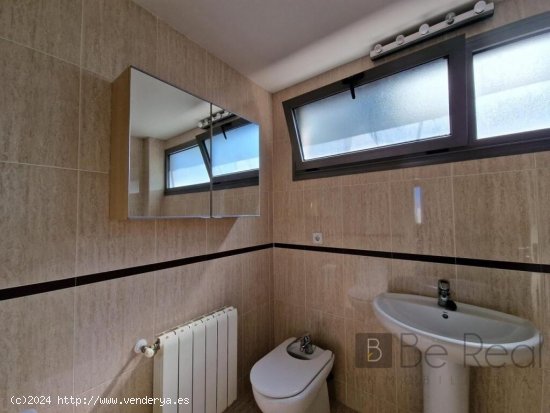 ESTUDIANTES EN ALQUILER HABITACIÓN CON CUARTO DE BAÑO EN SUITE DENTRO DE CHALET CON PISCINA, EN VI