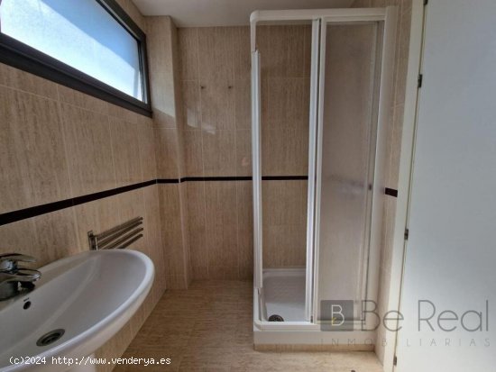 ESTUDIANTES EN ALQUILER HABITACIÓN CON CUARTO DE BAÑO EN SUITE DENTRO DE CHALET CON PISCINA, EN VI