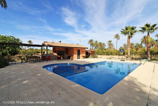 EXCELENTE OPORTUNIDAD, CHALET SEMINUEVO, CON PISCINA Y GRAN BARBACOA, A 10 MINUTOS DE LA PLAYA. - AL