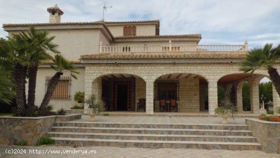 MAGNIFICO CHALET EN VALVERDE - ALICANTE