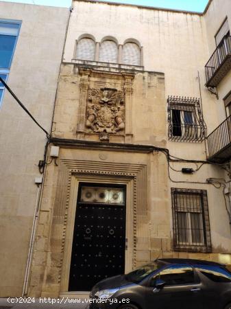 EMBLEMÁTICO EDIFICIO JUNTO A LA BASÍLICA - ALICANTE