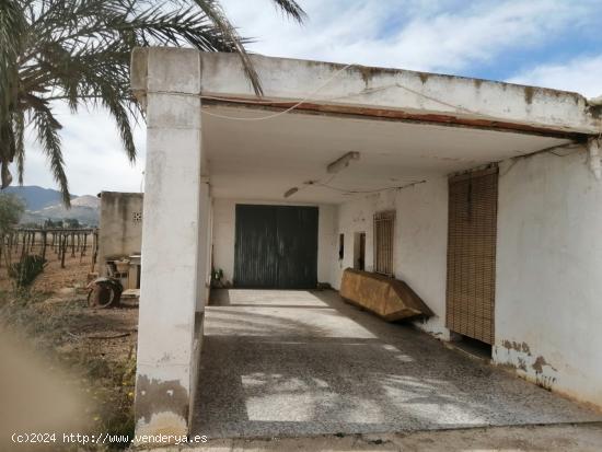 SE VENDE CASA CON TERRENO Y NAVE - ALICANTE