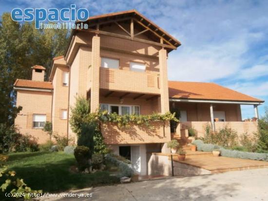 VENTA CHALET EN CARRACEDELO - LEON