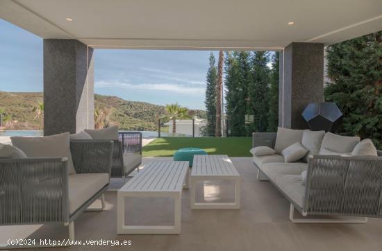 Elegante villa con una ubicación inmejorable y  panoramicas vistas en Lomas de la Quinta, Benahavis