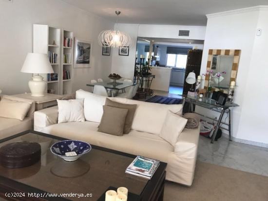 Totalmente reformado apartamento de 2 dormitorios con vistas al mar. - MALAGA