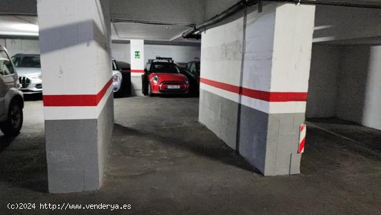 Parking  coche muy  pequeño  o para motos, remolques - BARCELONA