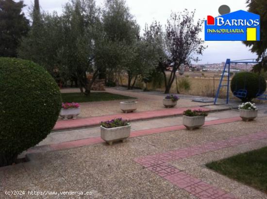 Chalet con finca de 8700 m2 en Zamora. Piscina, nave, bodega. - ZAMORA