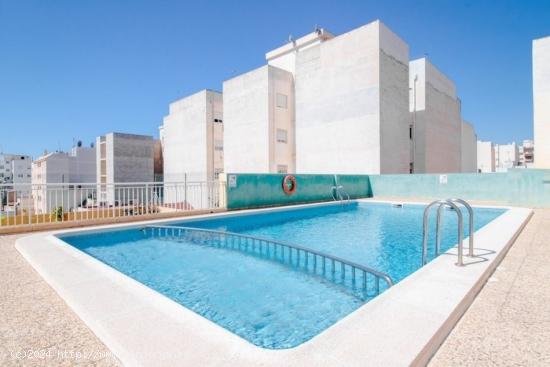 ESTUDIO MUY AMPLIO CON GRAN TERRAZA EN TORREVIEJA - ALICANTE