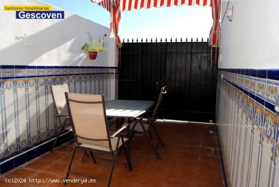 CHALET ADOSADO CON PATIOS Y TERRAZA - SEVILLA