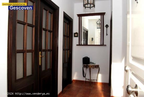 CHALET ADOSADO CON PATIOS Y TERRAZA - SEVILLA