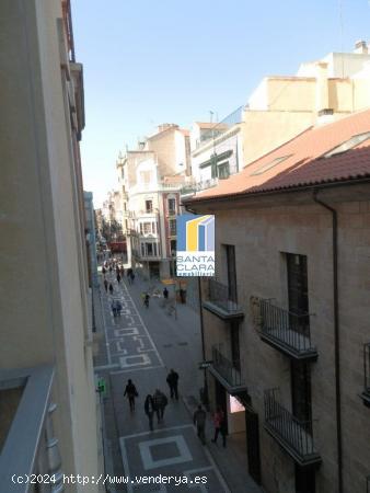 PISO EN VENTA DE 5 DORMITORIOS, 2 BAÑOS Y 1 ASEO EN PLENO CENTRO DE ZAMORA. - ZAMORA