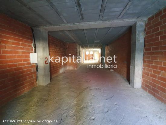 Local  comercial con patio  a la venta en Ontinyent. - VALENCIA