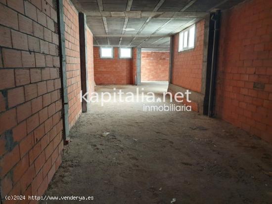 Local  comercial con patio  a la venta en Ontinyent. - VALENCIA