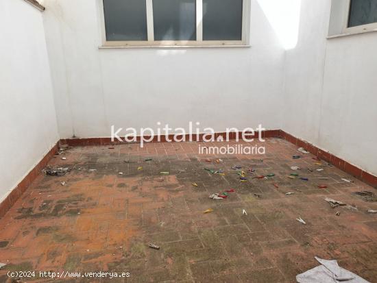 Local  comercial con patio  a la venta en Ontinyent. - VALENCIA