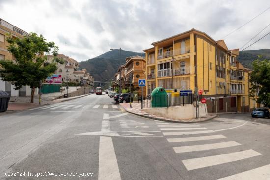 Local acondicionado como academia en Cenes de la Vega a pie de la carretera principal - GRANADA