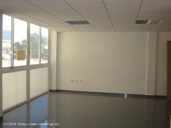  Local comercial de 350 m2 con escaparate en zona comercial dispone de baño - TARRAGONA 