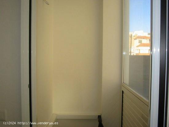 Local comercial de 350 m2 con escaparate en zona comercial dispone de baño - TARRAGONA