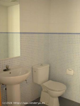 Local comercial de 350 m2 con escaparate en zona comercial dispone de baño - TARRAGONA