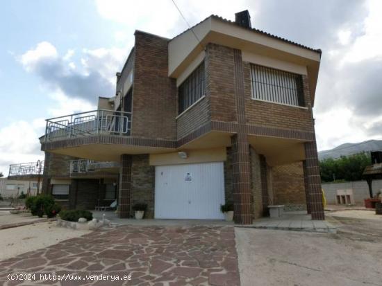 Chalet de 526 m2 con parcela de 5.000 m2, 6 dormitorios, piscina propia cerca de la playa - TARRAGON