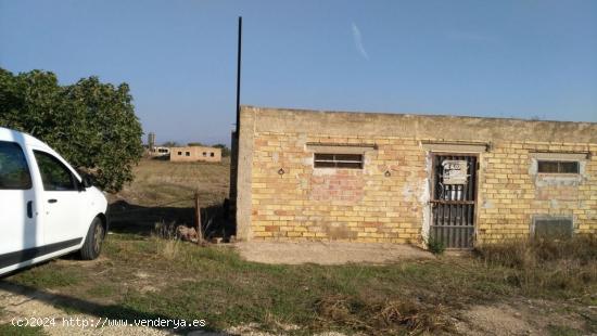 Sant Carles de la Ràpita, Finca rústica de 7.000 m2 con casa para reformar, almacén y granja. - T