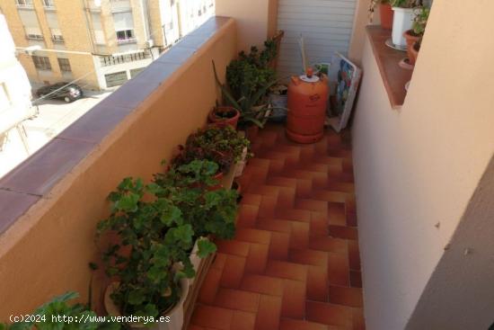 Piso de 95 m2 con 4 habitaciones y balcon - TARRAGONA