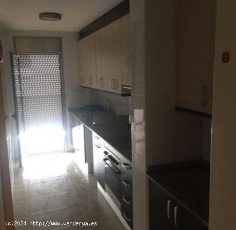 Piso de 85 m2, con 3 dormitorios, terraza. Parking. Céntrico. A 5 MINUTOS DE LA  PLAYA - TARRAGONA