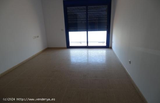 Apartamento de 75 m2 con 3 dormitorios, terraza y parking - TARRAGONA