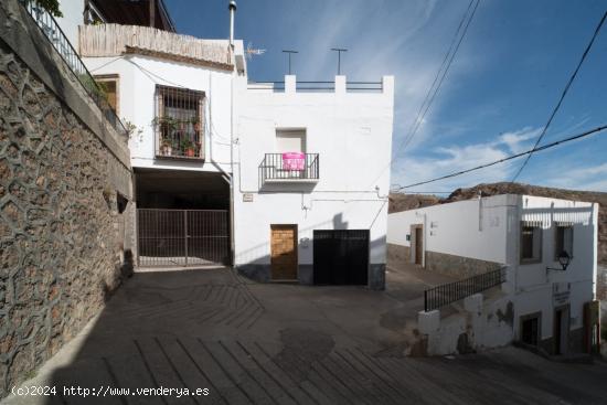 CASA CON 3 DORMITORIOS , TERRAZA Y GARAJE EN CANJÁYAR - ALMERIA