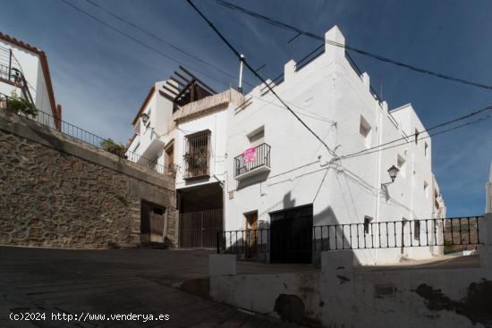 CASA CON 3 DORMITORIOS , TERRAZA Y GARAJE EN CANJÁYAR - ALMERIA