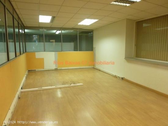 REF 4258 LOCAL 950m2 ESQUINA DOS CALLES CON PARKING 9 VEHICULOS ,OFICINAS,BAÑOS Y VESTUARIOS VIGO -