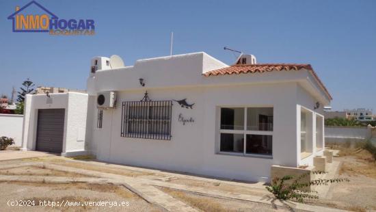 VENTA DE CHALET EN ROQUETAS DE MAR 3 DOR ,2 BAÑOS, 800m DE PARCELA ,SOLARIUM.. - ALMERIA